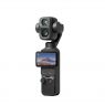 Hình ảnh một khách hàng đang sử dụng DJI Osmo Pocket 4P, thể hiện sự tiện lợi và trải nghiệm ưu việt của sản phẩm với phạm vi điều khiển Gimbal rộng.